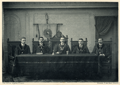 106698 Groepsportret van de senaat van het Utrechtsch Studentencorps (U.S.C.) van het jaar 1903/04: O.E.W. Six, C.J.C. ...